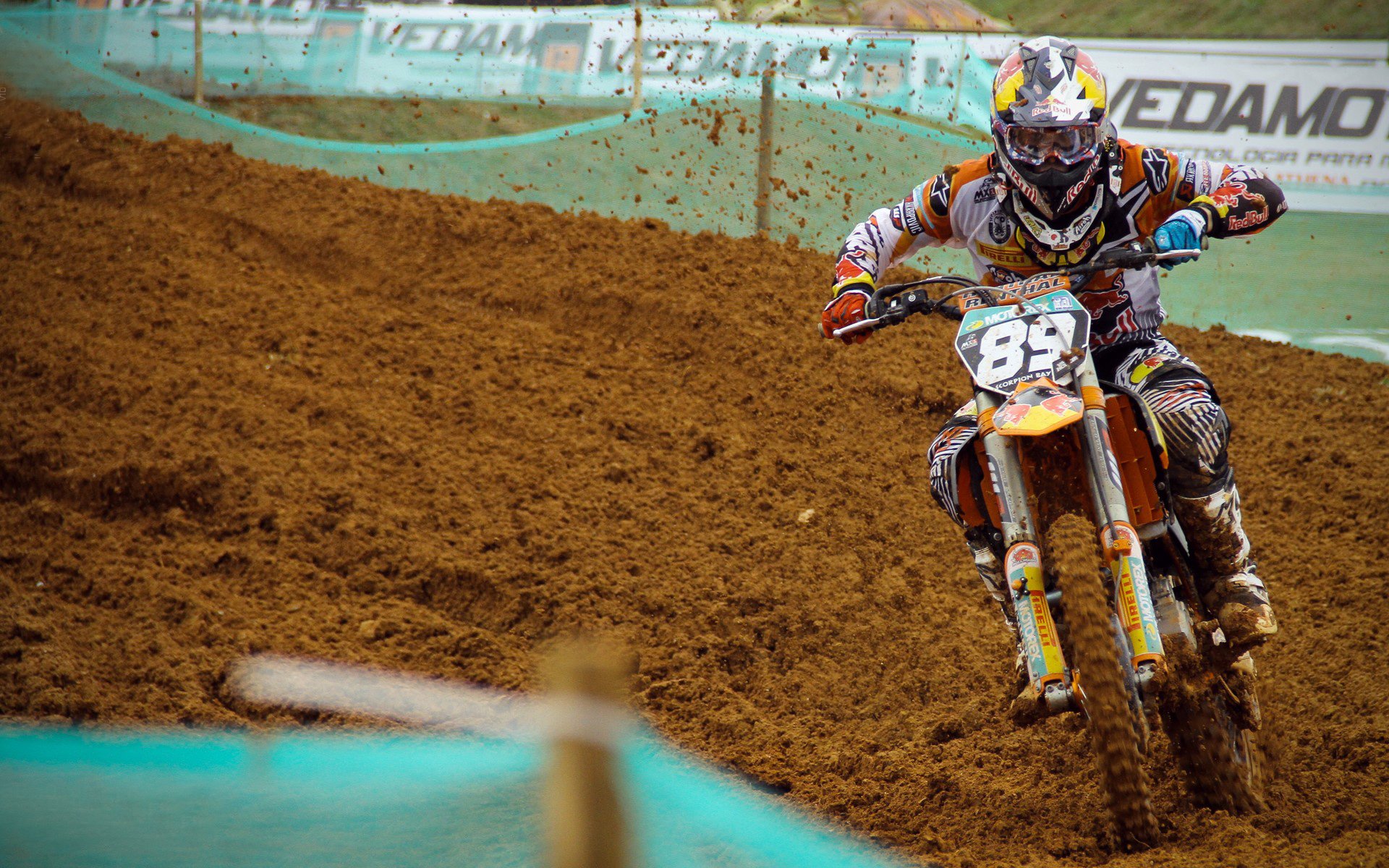 冠军球队球员参与校园足球普及活动助力青训发展,校园足球冠军杯