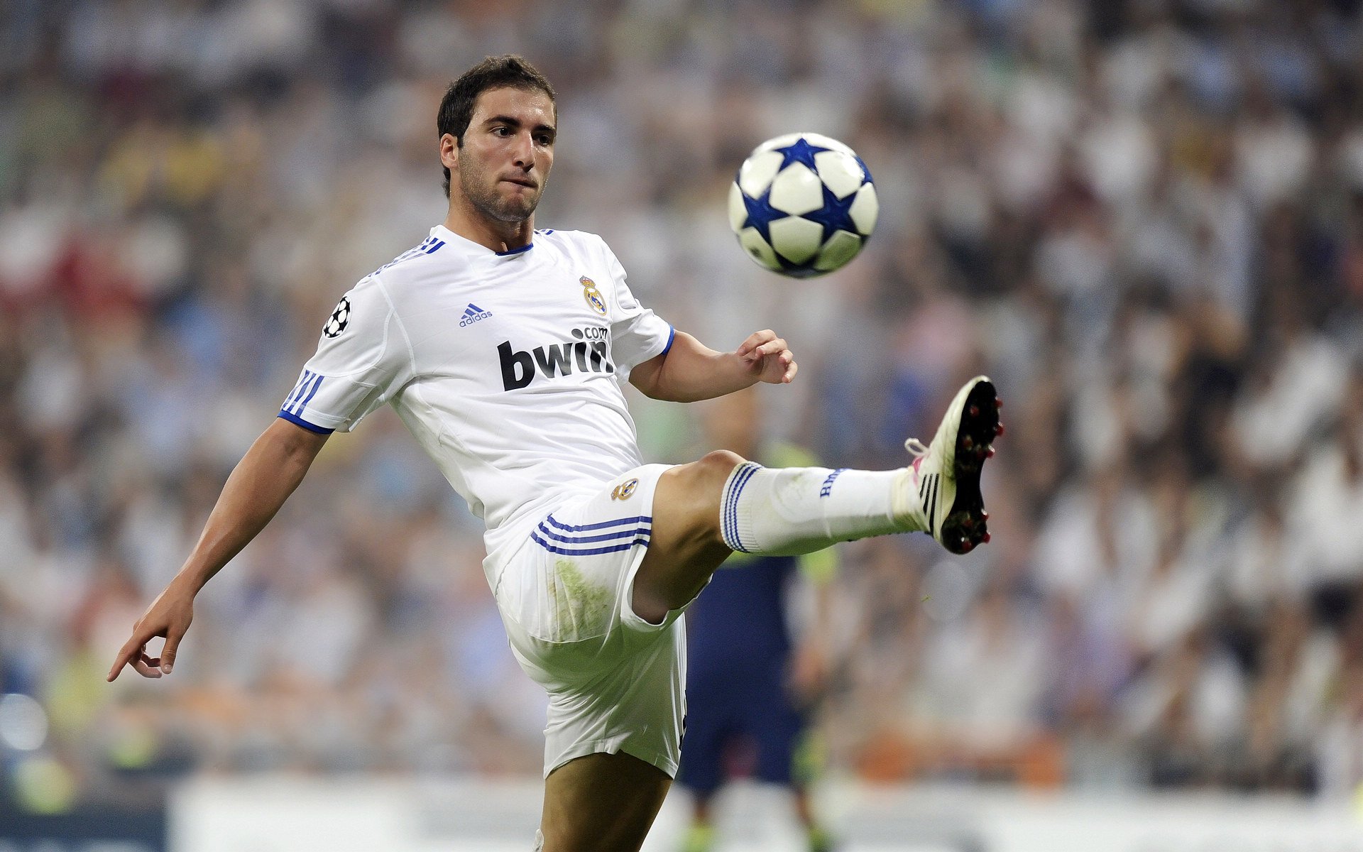 曼城豪取三连胜，福登与哈兰德引领球队迈向欧冠荣耀，曼城引进哈兰德