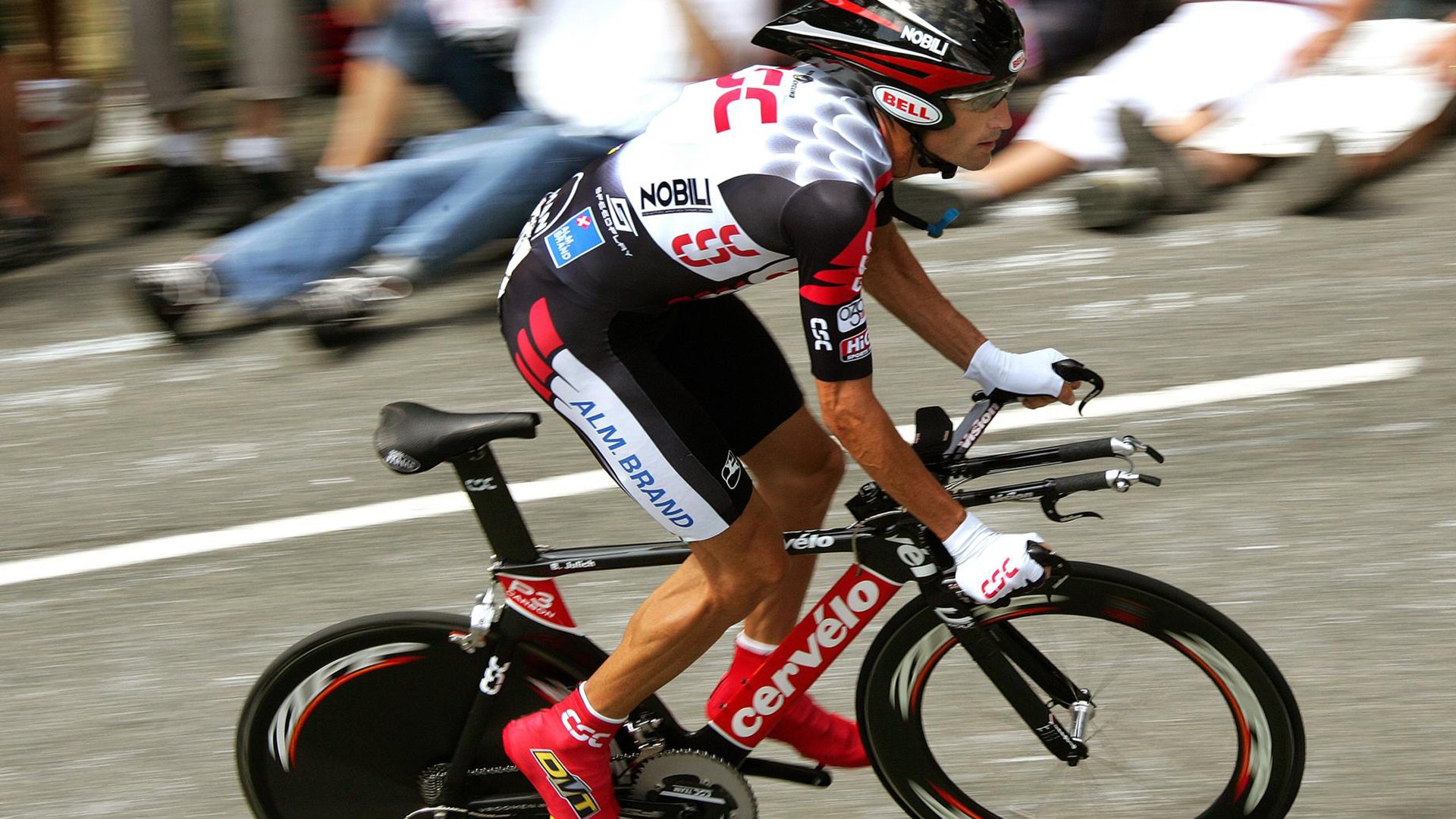 大型商场室内攀岩与跑步接力赛 “垂直+水平”双向挑战